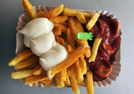 PAPAS FRITAS AL CURRY Y SALSA DE ZETAS